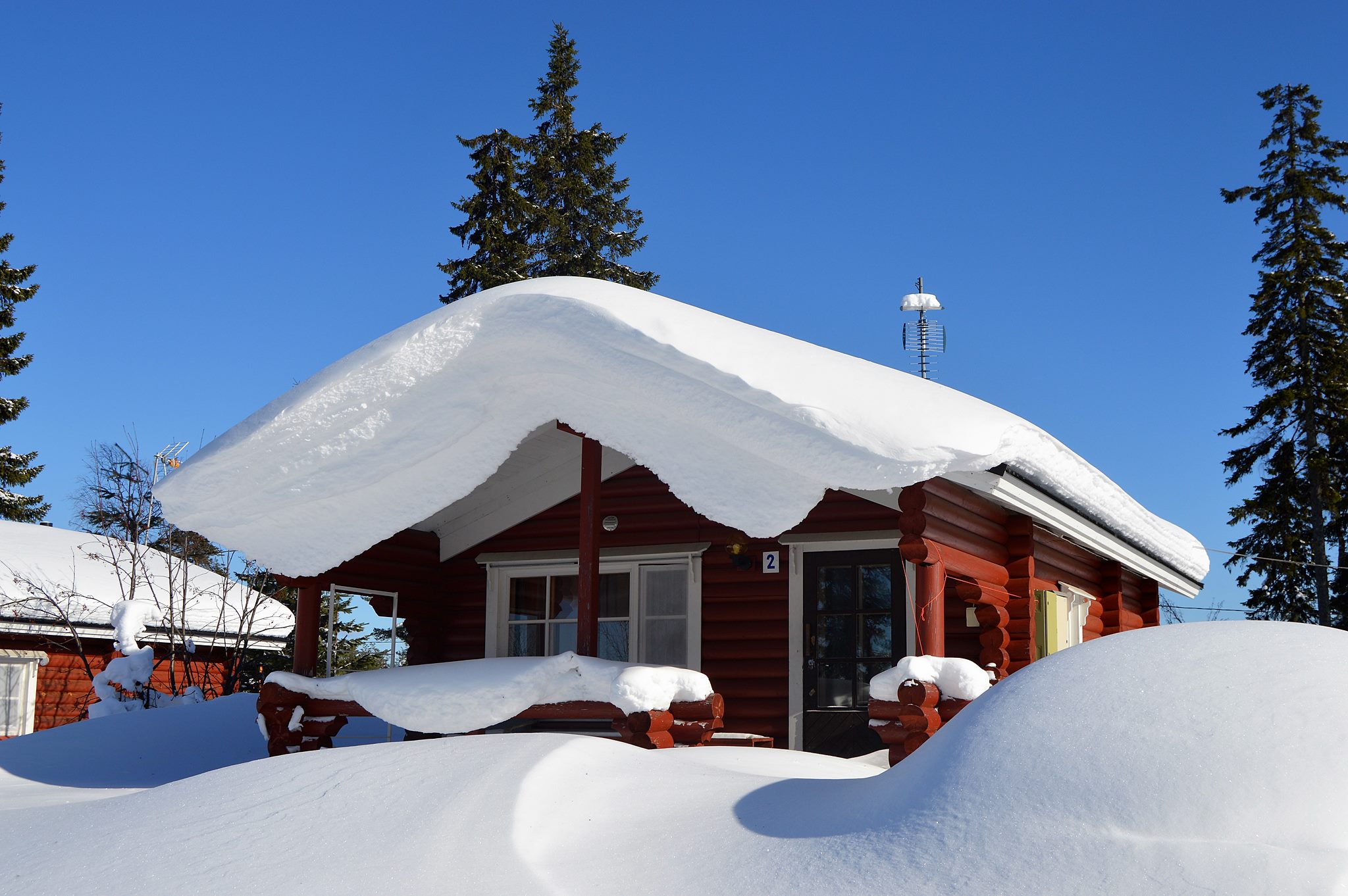 Снежка домики. Финляндия Лапландия коттеджи. Зимний домик. Дом зимой. Домик зимой.